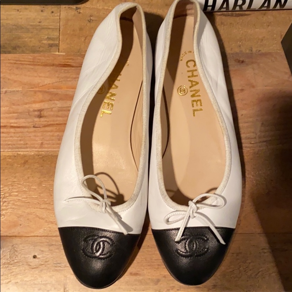 Chanel size 38.5 black and white shoe